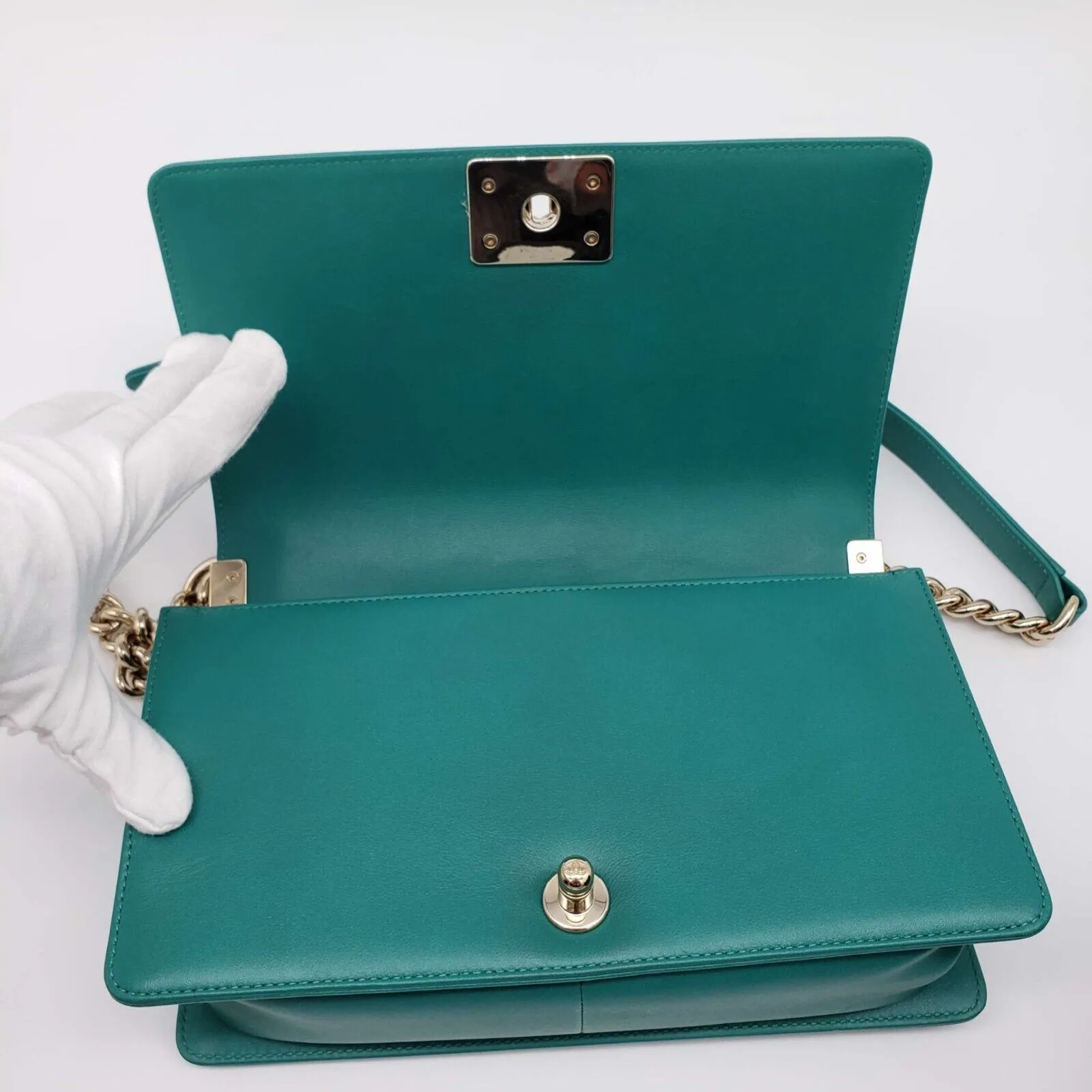 100% Authentic CHANEL Boy Green Leather Shoulder Bag 2650-080524