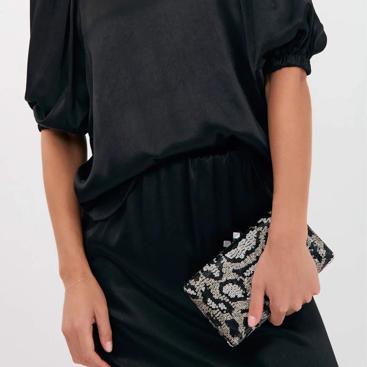 Vivie Sequin Structured Clutch (Cream/Black)